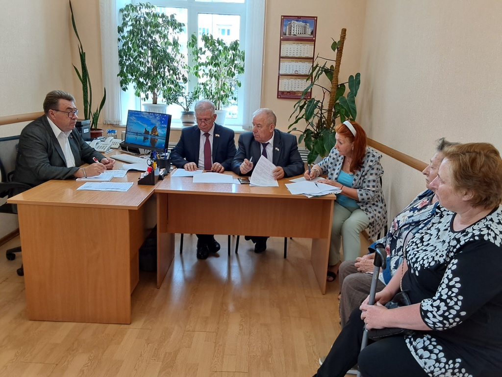 Депутаты фракции «КПРФ» провели прием граждан