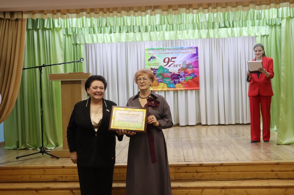 Наталья Долматова вручила награды активистам республиканского отделения Всероссийского общества слепых