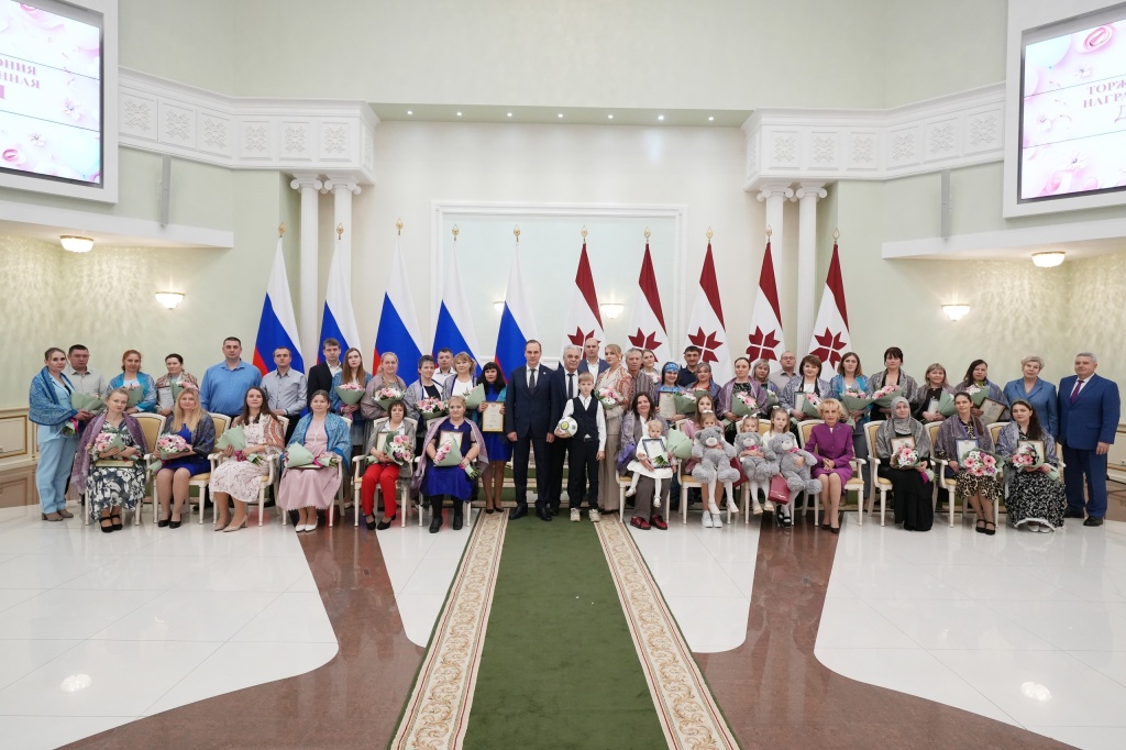 Владимир Чибиркин вручил матерям Мордовии награды Госсобрания