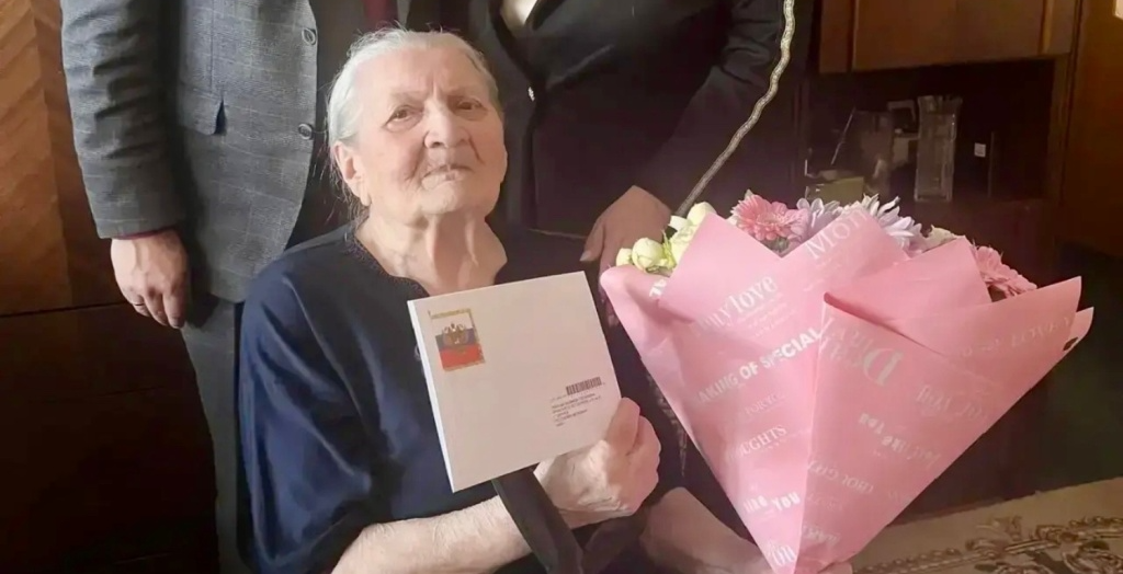 Заместитель Председателя Госсобрания Мордовии Наталья Долматова поздравила долгожительницу из Саранска