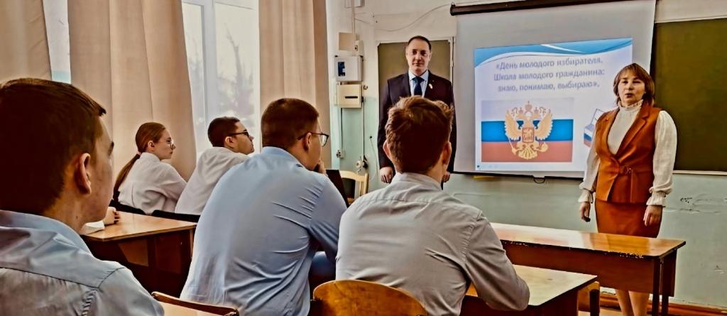 Разговор с депутатом: Владимир Голубев провел интерактивный диалог с учащимися Тургеневской школы