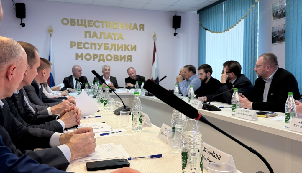 Депутаты Госсобрания Кузьма Самолькин и Алексей Захряпин обсудили защиту пчеловодства от гибели пчёл при обработке полей пестицидами
