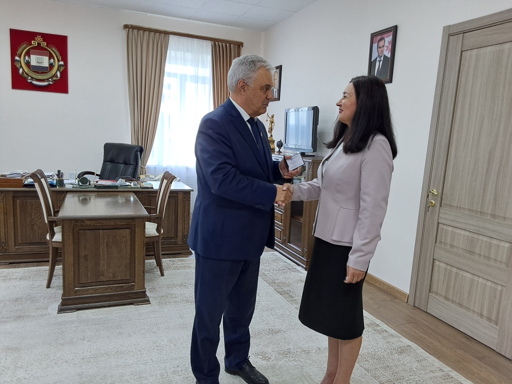 Владимир Чибиркин вручил удостоверение мировому судье