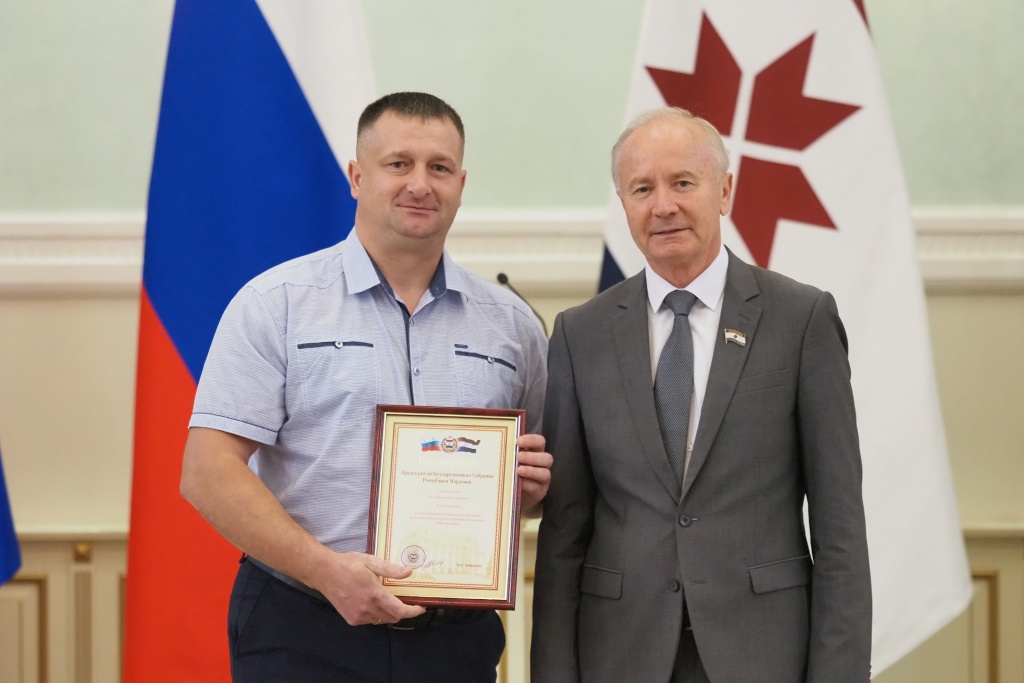Сергей Вдовин вручил награды Госсобрания Мордовии работникам торговли
