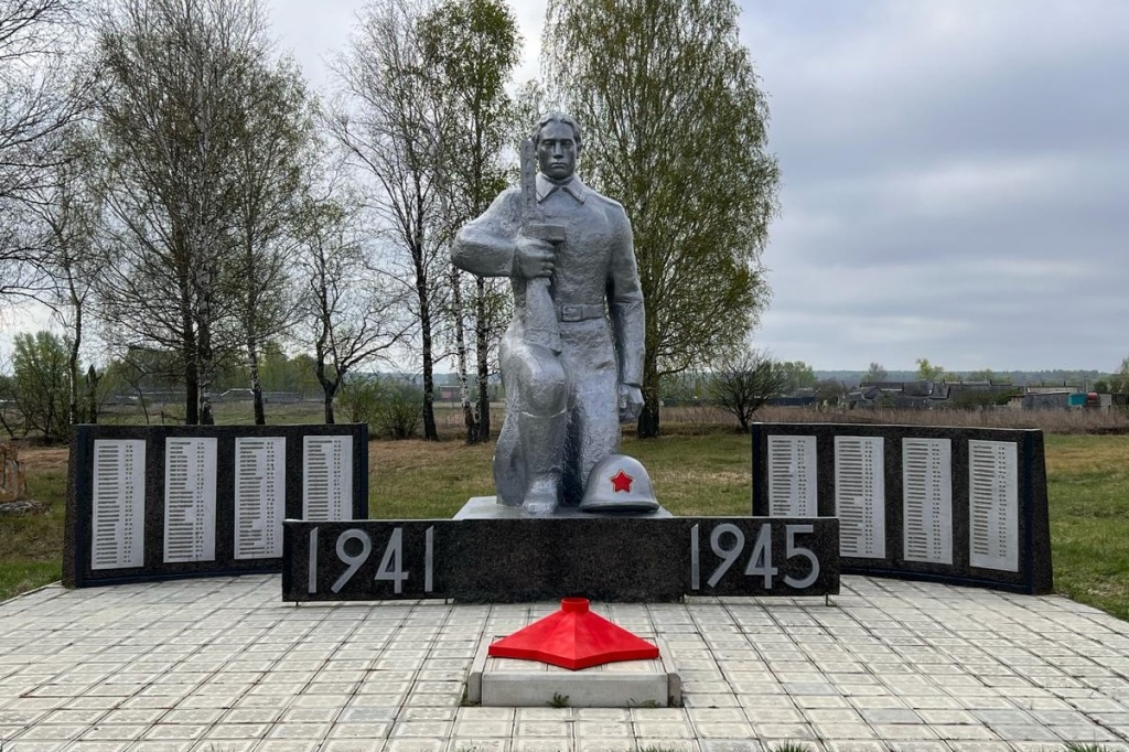  В селе Паракино Большеберезниковского района облагорожен памятник погибшим в годы Великой Отечественной войны